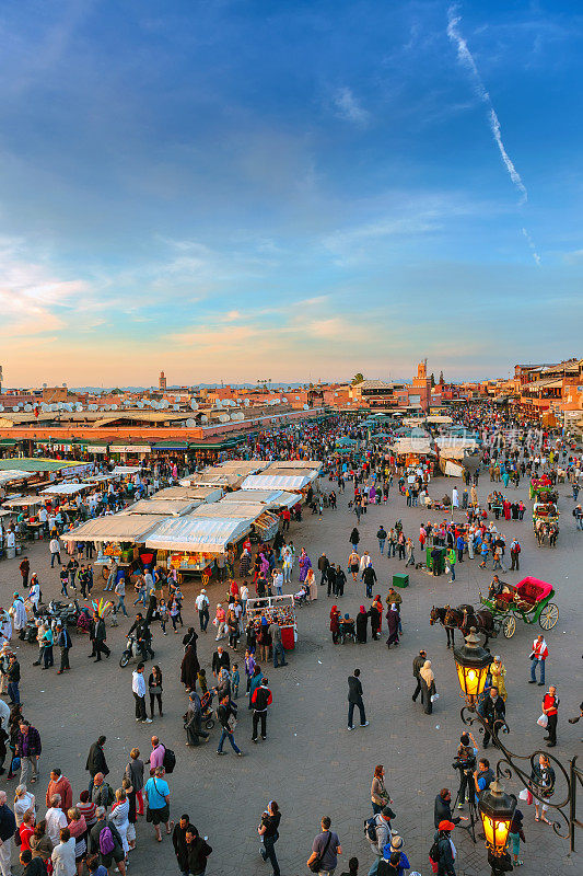 晚上Djemaa El Fna广场与库图比亚清真寺，马拉喀什，摩洛哥